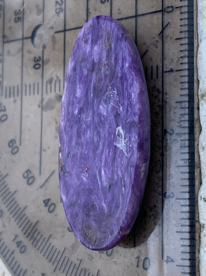Charoïte, cabochon de 36 mm x 17 x 6 - 5,9 grammes. Parfait en bijouterie, collection ,exposition, etc