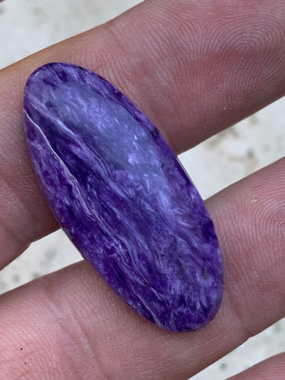 Charoïte, cabochon de 36 mm x 17 x 6 - 5,9 grammes. Parfait en bijouterie, collection ,exposition, etc