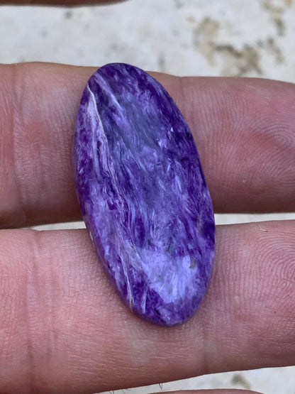 Charoïte, cabochon de 36 mm x 17 x 6 - 5,9 grammes. Parfait en bijouterie, collection ,exposition, etc