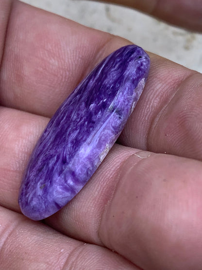 Charoïte, cabochon de 36 mm x 17 x 6 - 5,9 grammes. Parfait en bijouterie, collection ,exposition, etc