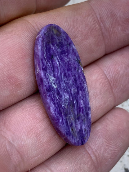 Charoïte, cabochon de 36 mm x 17 x 6 - 5,9 grammes. Parfait en bijouterie, collection ,exposition, etc