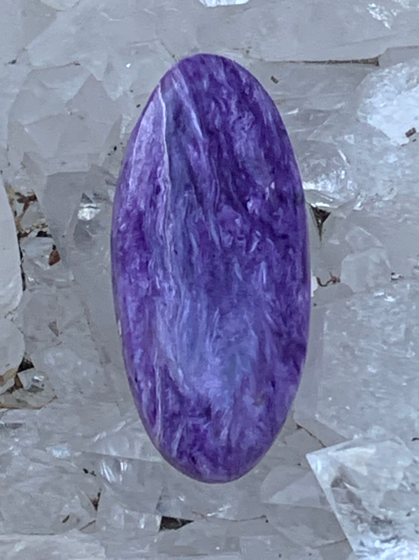 Charoïte, cabochon de 36 mm x 17 x 6 - 5,9 grammes. Parfait en bijouterie, collection ,exposition, etc