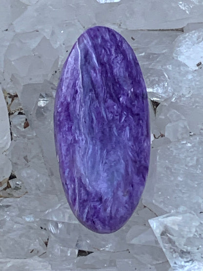 Charoïte, cabochon de 36 mm x 17 x 6 - 5,9 grammes. Parfait en bijouterie, collection ,exposition, etc