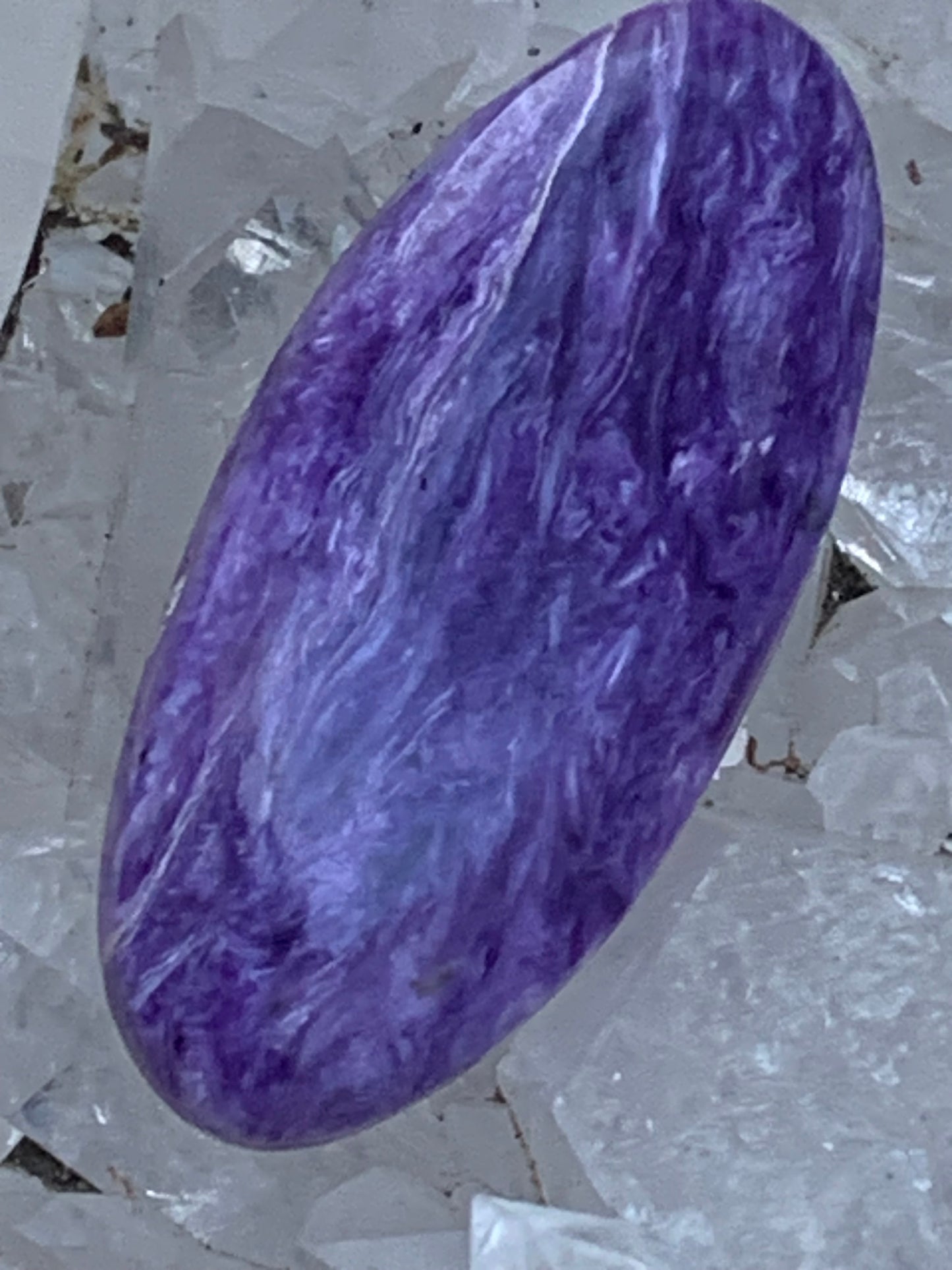 Charoïte, cabochon de 36 mm x 17 x 6 - 5,9 grammes. Parfait en bijouterie, collection ,exposition, etc