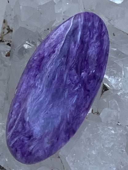 Charoïte, cabochon de 36 mm x 17 x 6 - 5,9 grammes. Parfait en bijouterie, collection ,exposition, etc