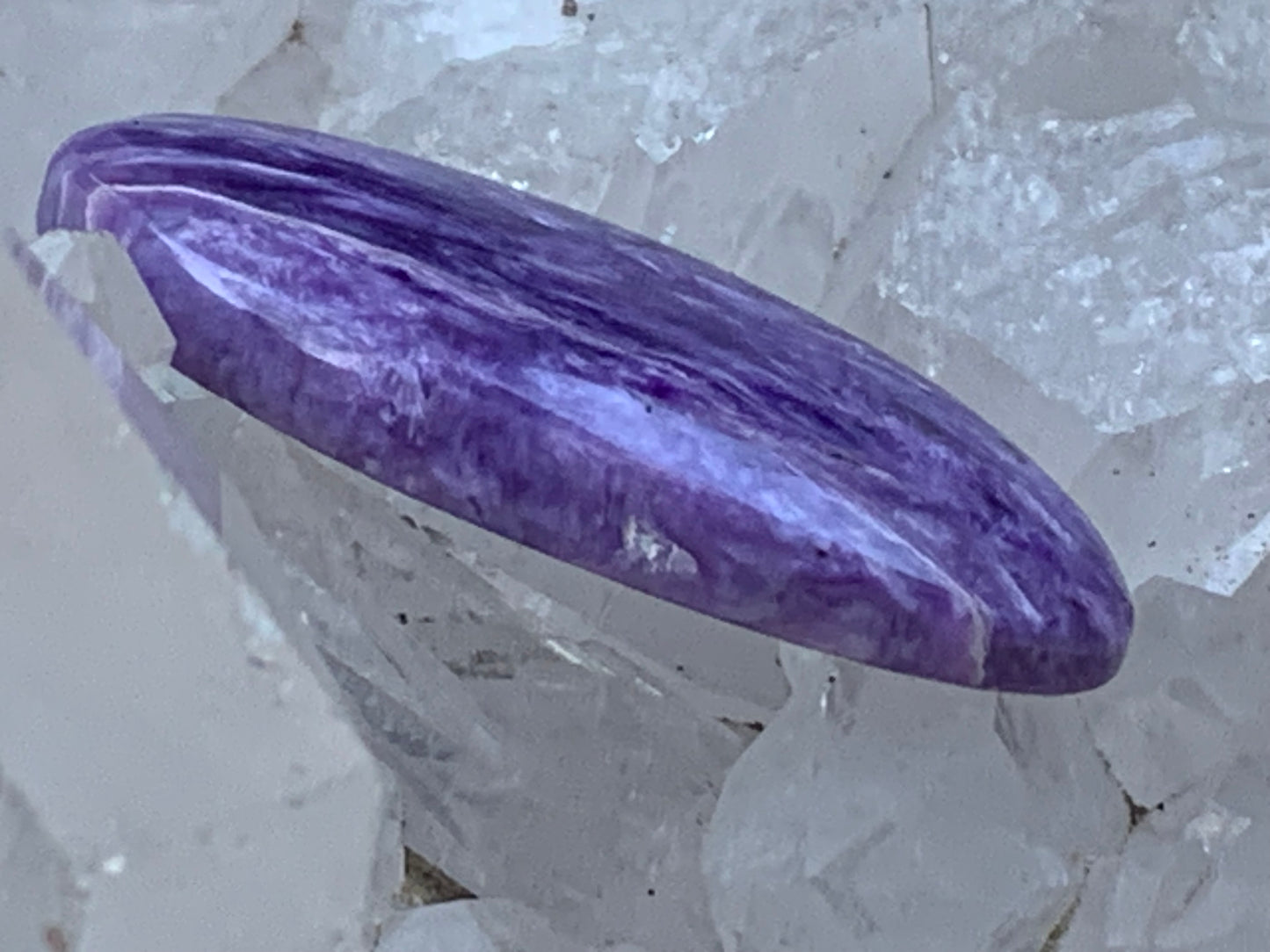 Charoïte, cabochon de 36 mm x 17 x 6 - 5,9 grammes. Parfait en bijouterie, collection ,exposition, etc