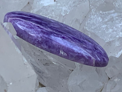 Charoïte, cabochon de 36 mm x 17 x 6 - 5,9 grammes. Parfait en bijouterie, collection ,exposition, etc