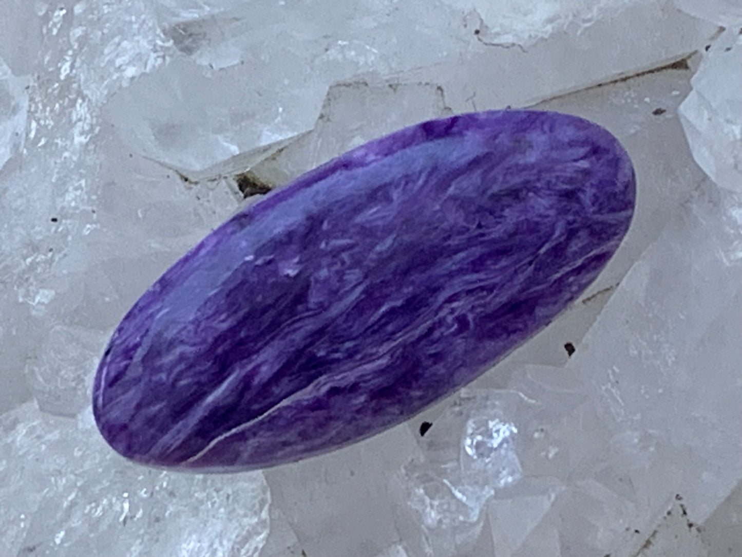 Charoïte, cabochon de 36 mm x 17 x 6 - 5,9 grammes. Parfait en bijouterie, collection ,exposition, etc