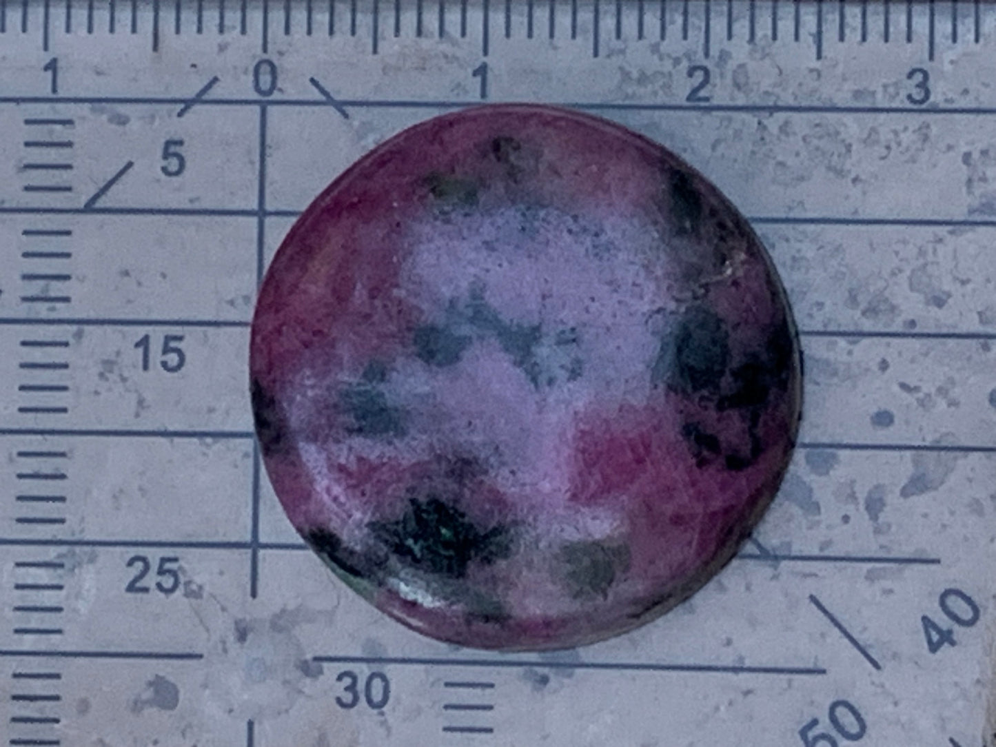 Rubis avec Zoisite, cabochon de Ø 25x7mm - 9,6 gr. Parfait en bijouterie, collection ,exposition...