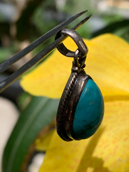 Turquoise Perse ! Pendentif en Argent 925 de 30mm de hauteur x 15 de largeur x 8 d'épaisseur. Vendu avec cordon réglable de couleur noire !