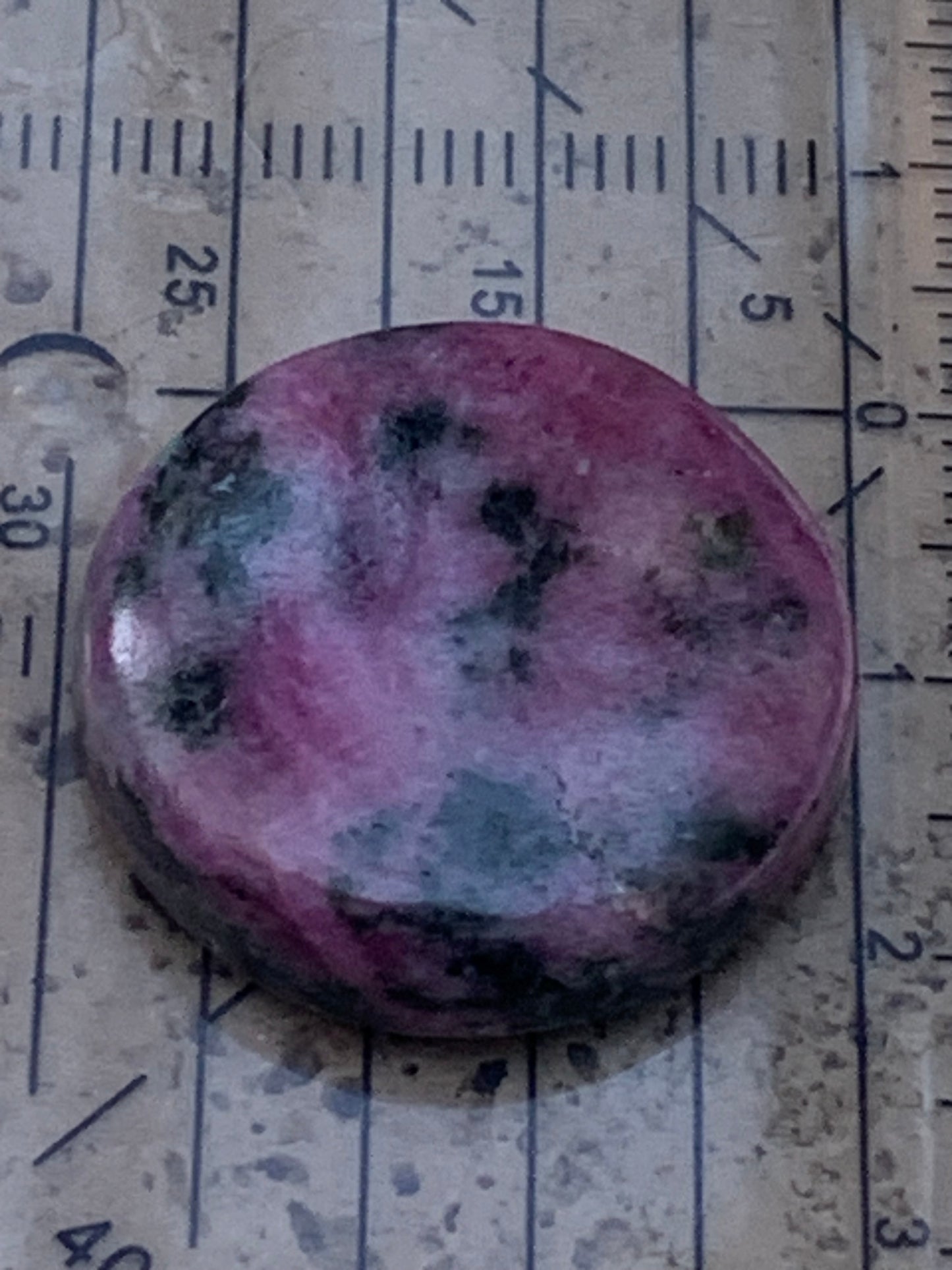 Rubis avec Zoisite, cabochon de Ø 25x7mm - 9,6 gr. Parfait en bijouterie, collection ,exposition...