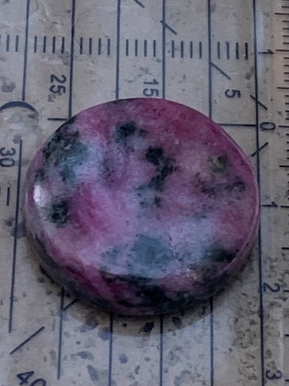Rubis avec Zoisite, cabochon de Ø 25x7mm - 9,6 gr. Parfait en bijouterie, collection ,exposition...