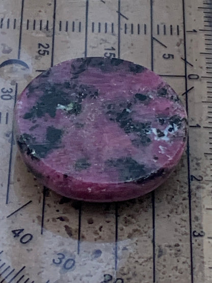 Rubis avec Zoisite, cabochon de Ø 25x7mm - 9,6 gr. Parfait en bijouterie, collection ,exposition...