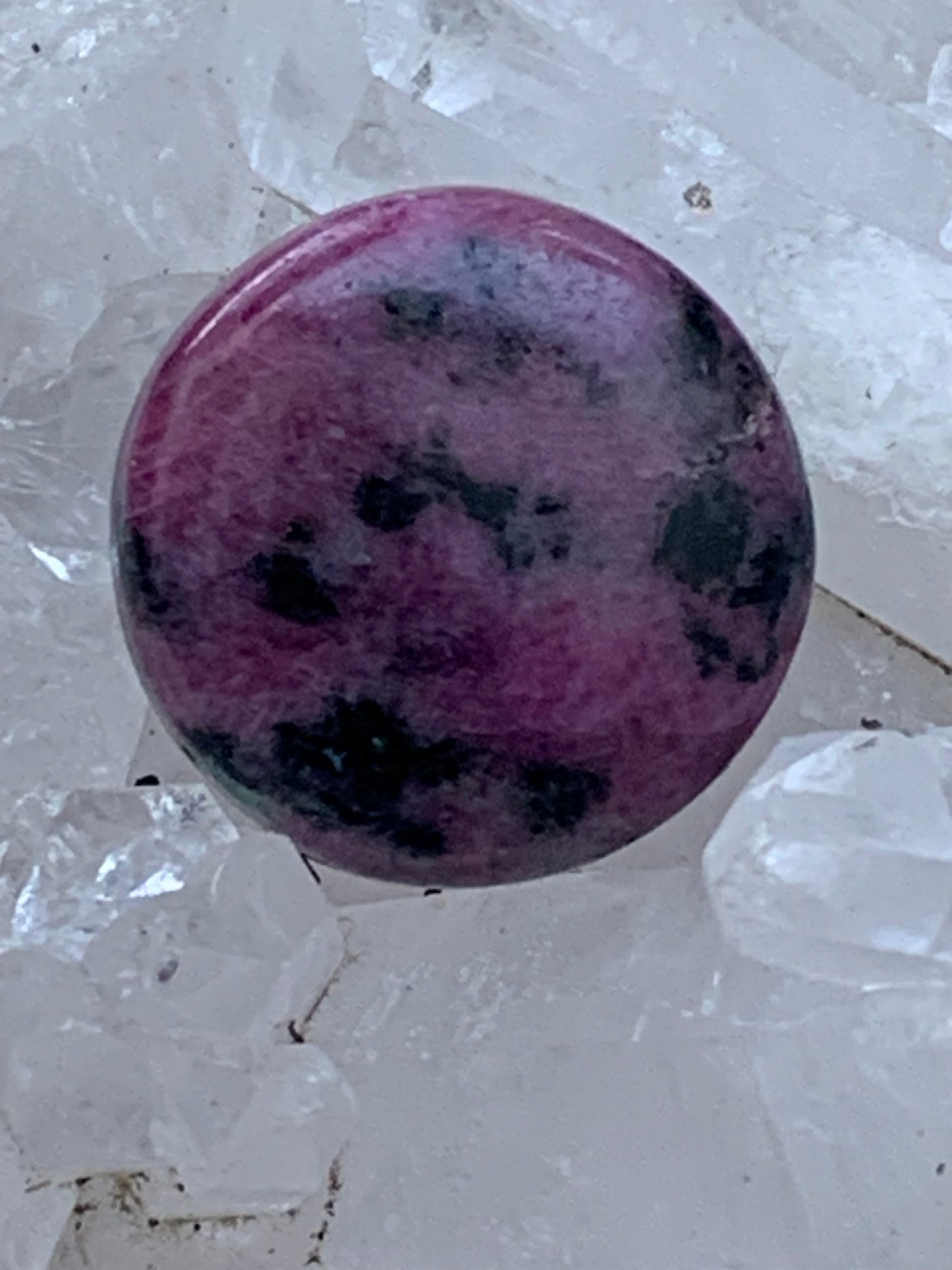 Rubis avec Zoisite, cabochon de Ø 25x7mm - 9,6 gr. Parfait en bijouterie, collection ,exposition...