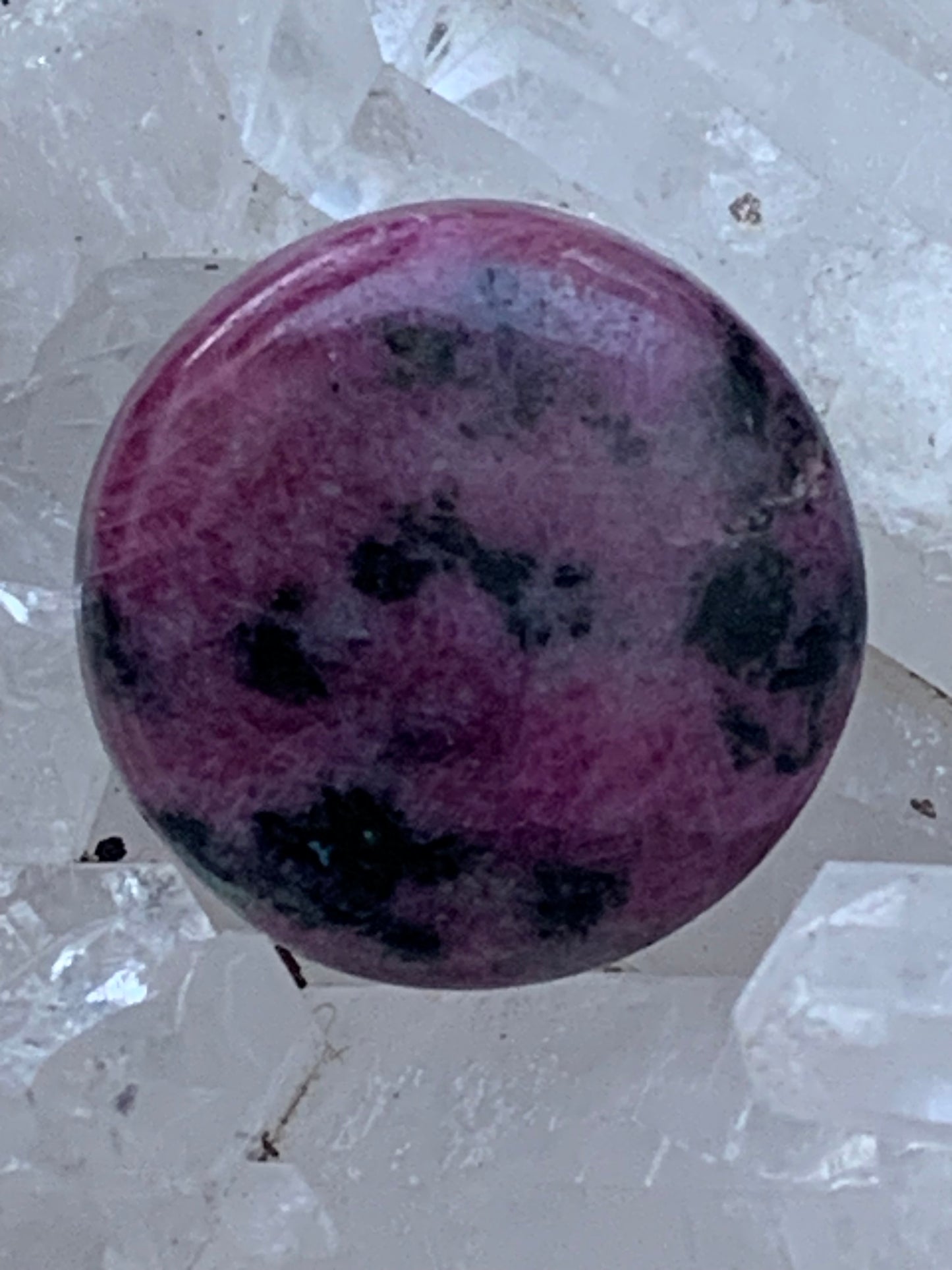 Rubis avec Zoisite, cabochon de Ø 25x7mm - 9,6 gr. Parfait en bijouterie, collection ,exposition...