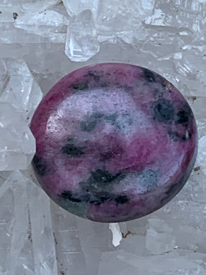 Rubis avec Zoisite, cabochon de Ø 25x7mm - 9,6 gr. Parfait en bijouterie, collection ,exposition...