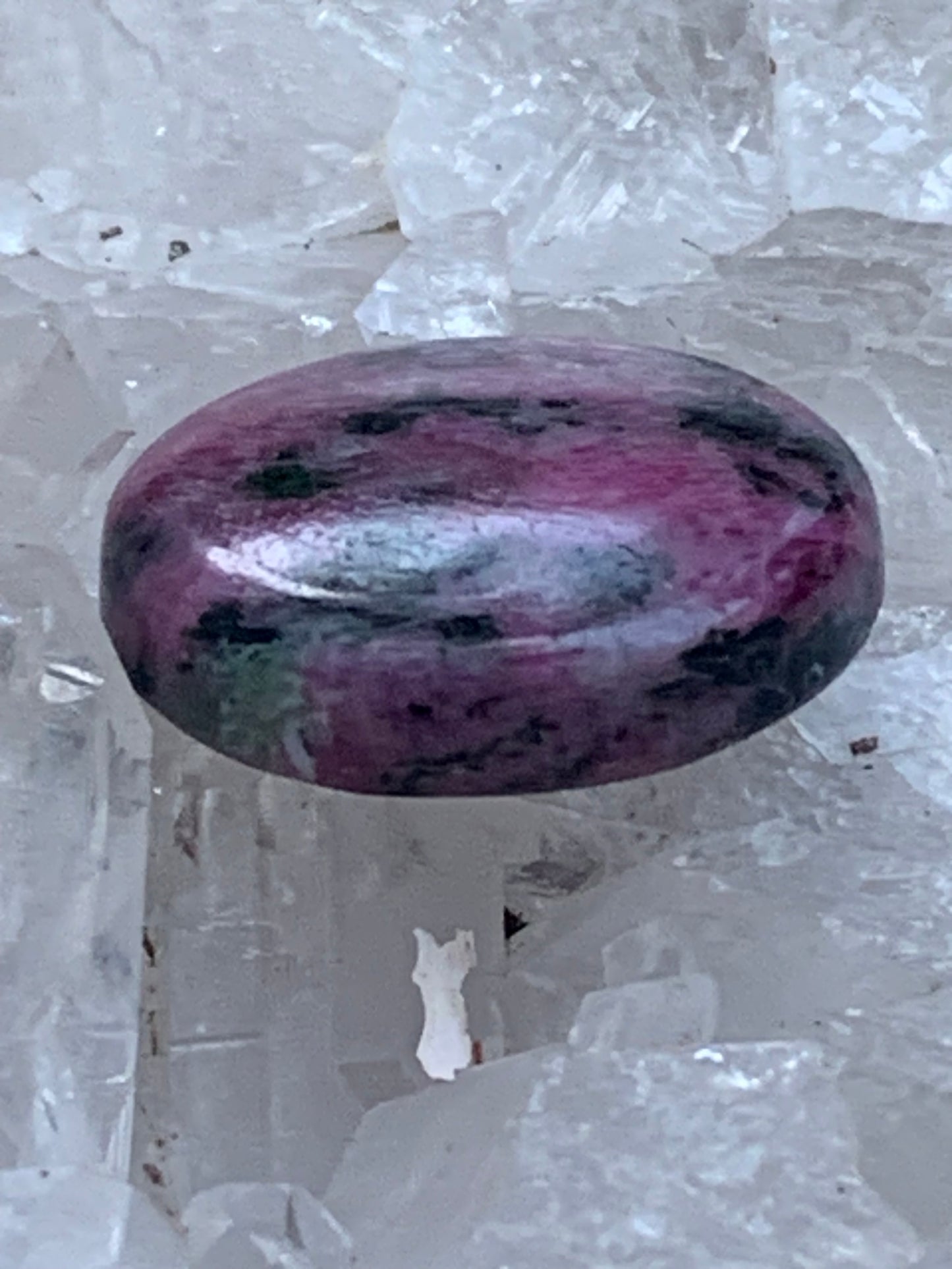 Rubis avec Zoisite, cabochon de Ø 25x7mm - 9,6 gr. Parfait en bijouterie, collection ,exposition...