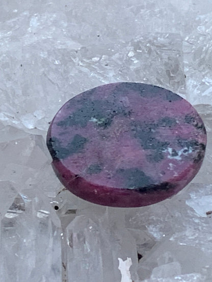 Rubis avec Zoisite, cabochon de Ø 25x7mm - 9,6 gr. Parfait en bijouterie, collection ,exposition...