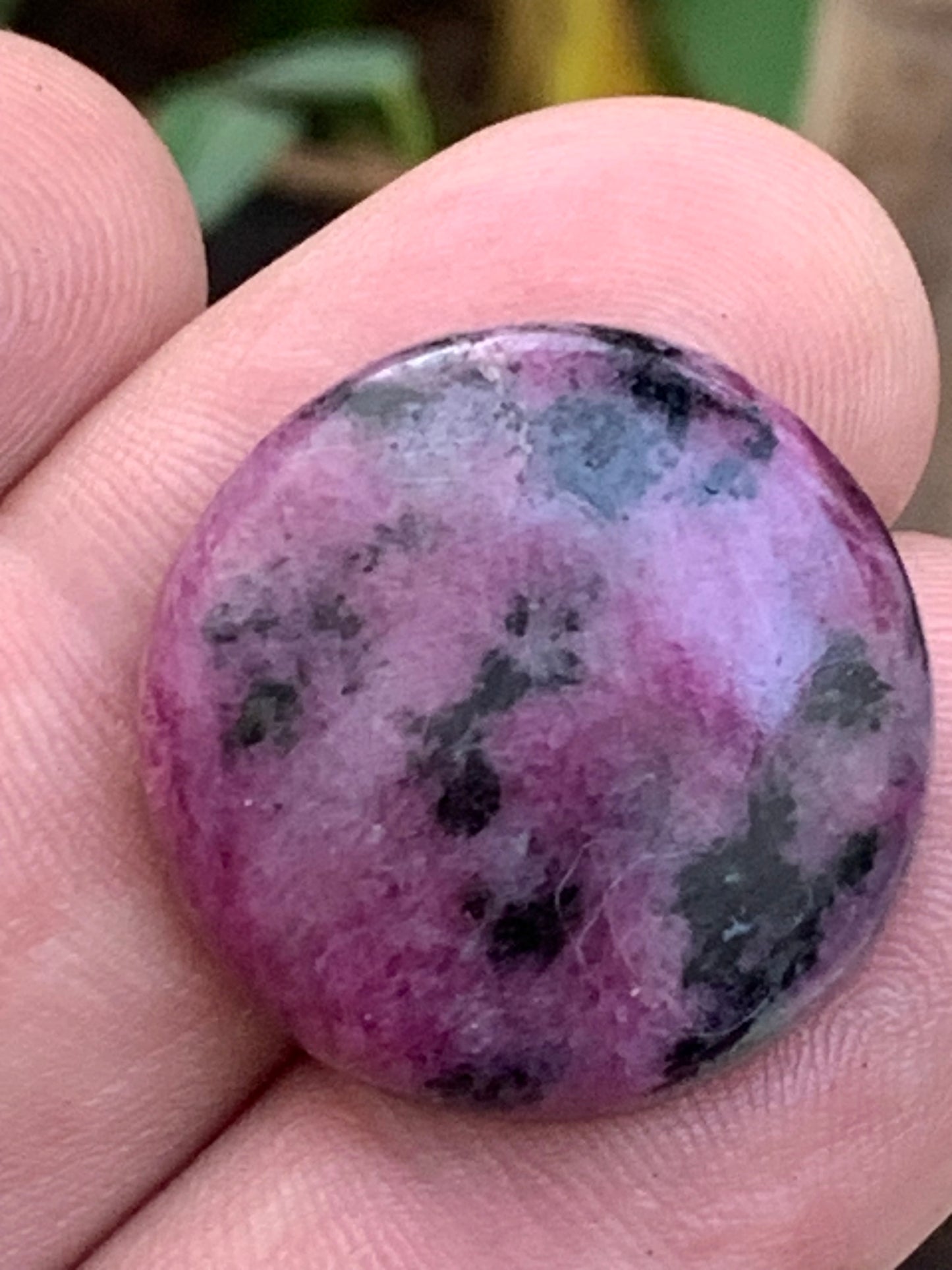 Rubis avec Zoisite, cabochon de Ø 25x7mm - 9,6 gr. Parfait en bijouterie, collection ,exposition...