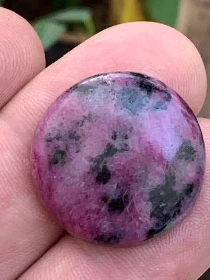 Rubis avec Zoisite, cabochon de Ø 25x7mm - 9,6 gr. Parfait en bijouterie, collection ,exposition...