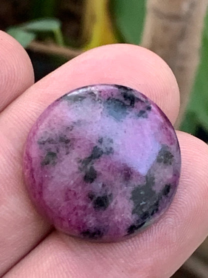 Rubis avec Zoisite, cabochon de Ø 25x7mm - 9,6 gr. Parfait en bijouterie, collection ,exposition...