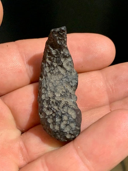 Tectite du Vietnam, taille de 45 x 22 x 19 mm - 12,5 gr. - Famille des Météorites