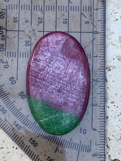 Rubis avec Fuchsite, cabochon de 41x26x5 mm - 11,7 gr. Parfait en bijouterie, collection ,exposition...