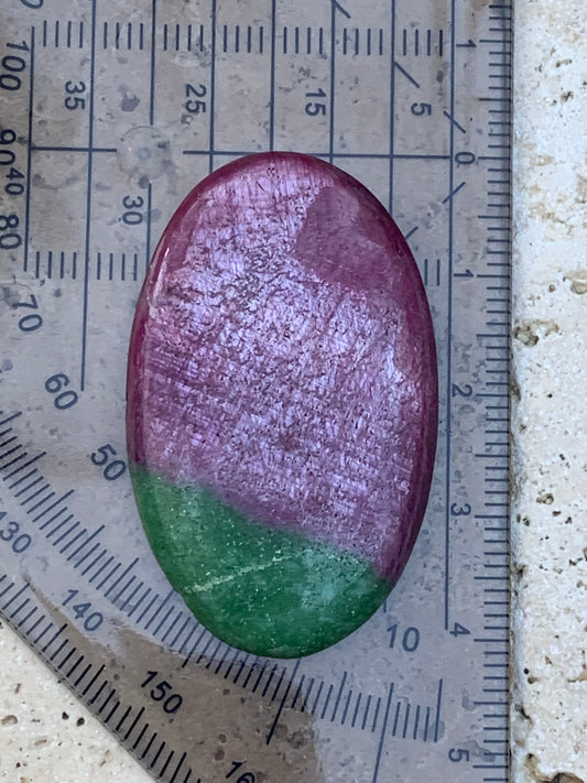 Rubis avec Fuchsite, cabochon de 41x26x5 mm - 11,7 gr. Parfait en bijouterie, collection ,exposition...