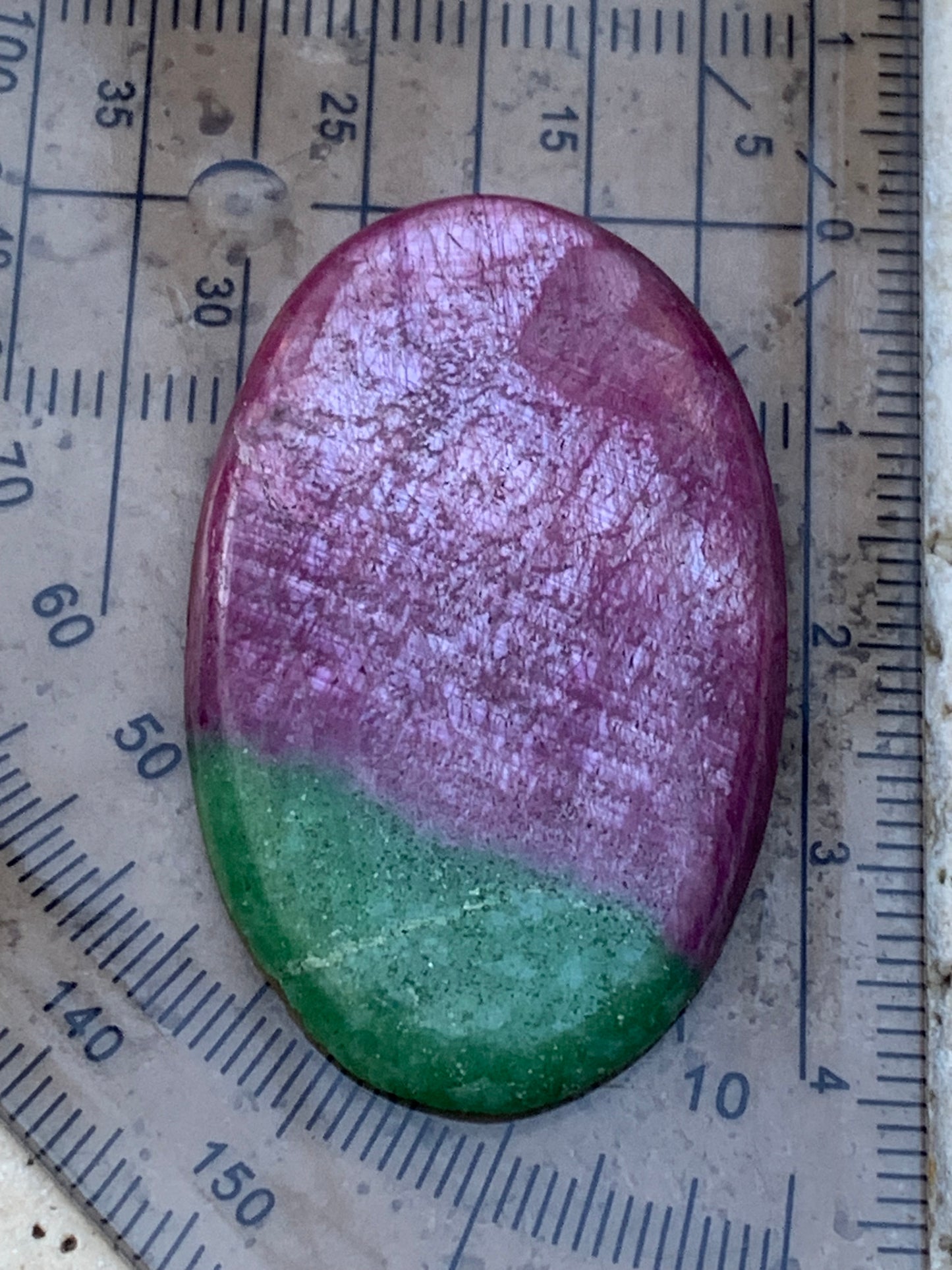 Rubis avec Fuchsite, cabochon de 41x26x5 mm - 11,7 gr. Parfait en bijouterie, collection ,exposition...