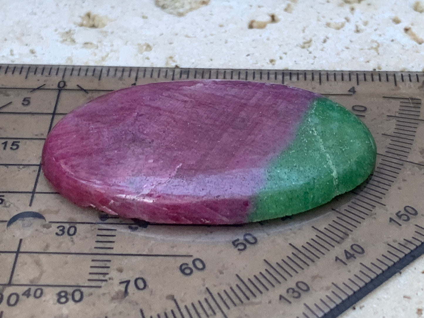 Rubis avec Fuchsite, cabochon de 41x26x5 mm - 11,7 gr. Parfait en bijouterie, collection ,exposition...