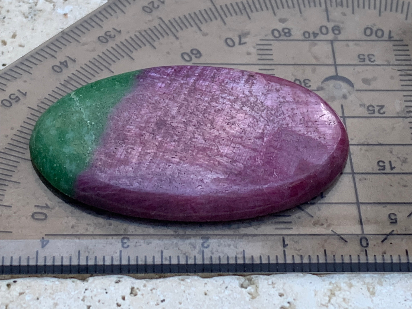 Rubis avec Fuchsite, cabochon de 41x26x5 mm - 11,7 gr. Parfait en bijouterie, collection ,exposition...