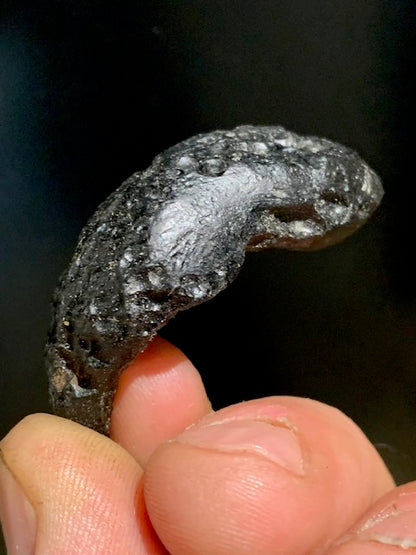 Tectite du Vietnam, taille de 45 x 22 x 19 mm - 12,5 gr. - Famille des Météorites