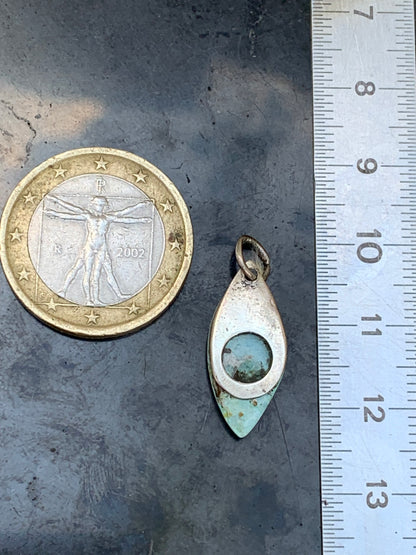 Turquoise des U.S.A ! Pendentif en Argent 925 de 24mm de hauteur x 10 de largeur x 4 d'épaisseur. Vendu avec cordon réglable de couleur noire !