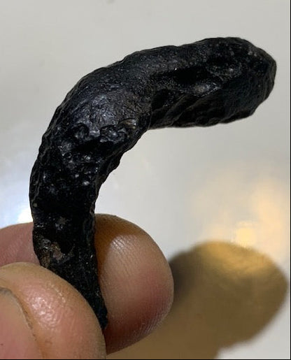 Tectite du Vietnam, taille de 45 x 22 x 19 mm - 12,5 gr. - Famille des Météorites