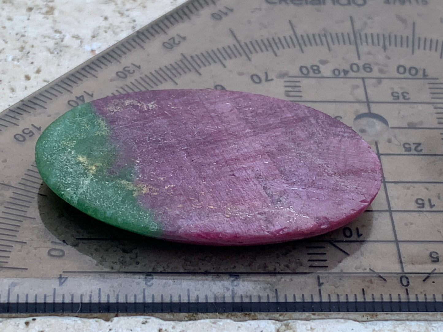 Rubis avec Fuchsite, cabochon de 41x26x5 mm - 11,7 gr. Parfait en bijouterie, collection ,exposition...