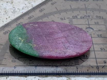 Rubis avec Fuchsite, cabochon de 41x26x5 mm - 11,7 gr. Parfait en bijouterie, collection ,exposition...