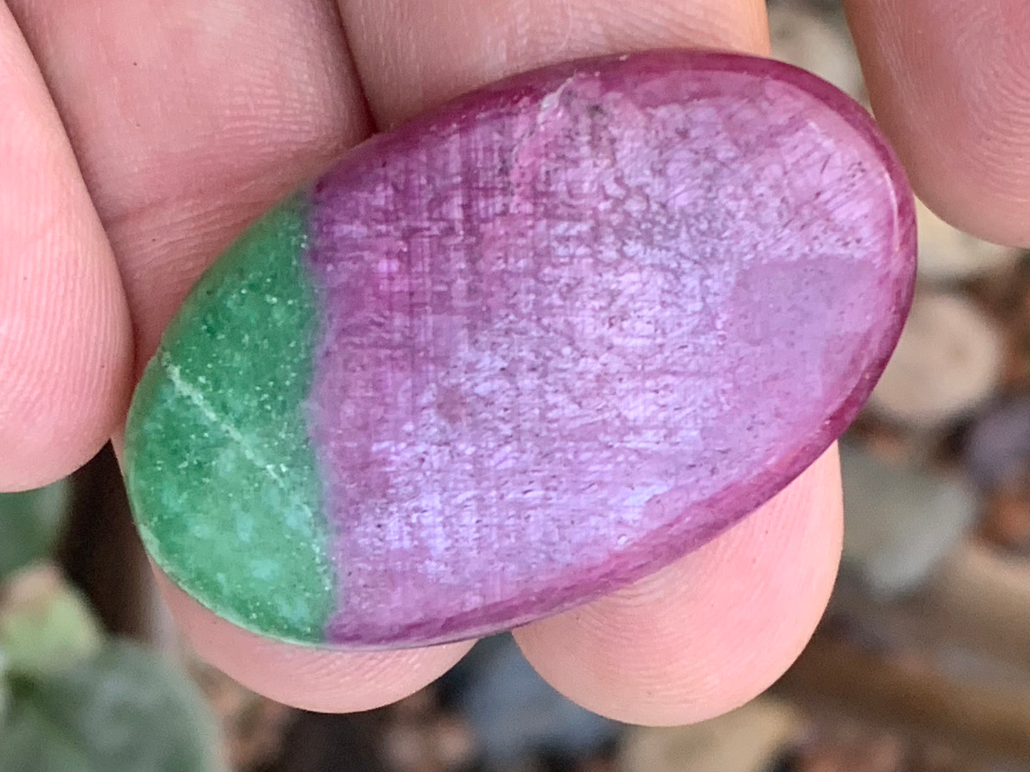 Rubis avec Fuchsite, cabochon de 41x26x5 mm - 11,7 gr. Parfait en bijouterie, collection ,exposition...