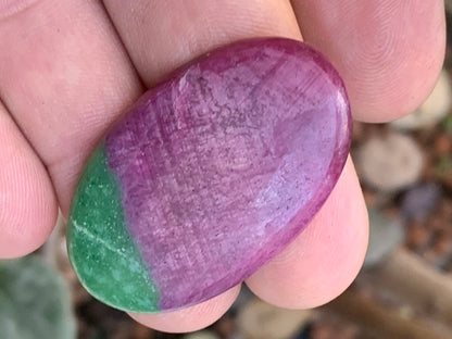 Rubis avec Fuchsite, cabochon de 41x26x5 mm - 11,7 gr. Parfait en bijouterie, collection ,exposition...