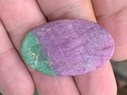 Rubis avec Fuchsite, cabochon de 41x26x5 mm - 11,7 gr. Parfait en bijouterie, collection ,exposition...
