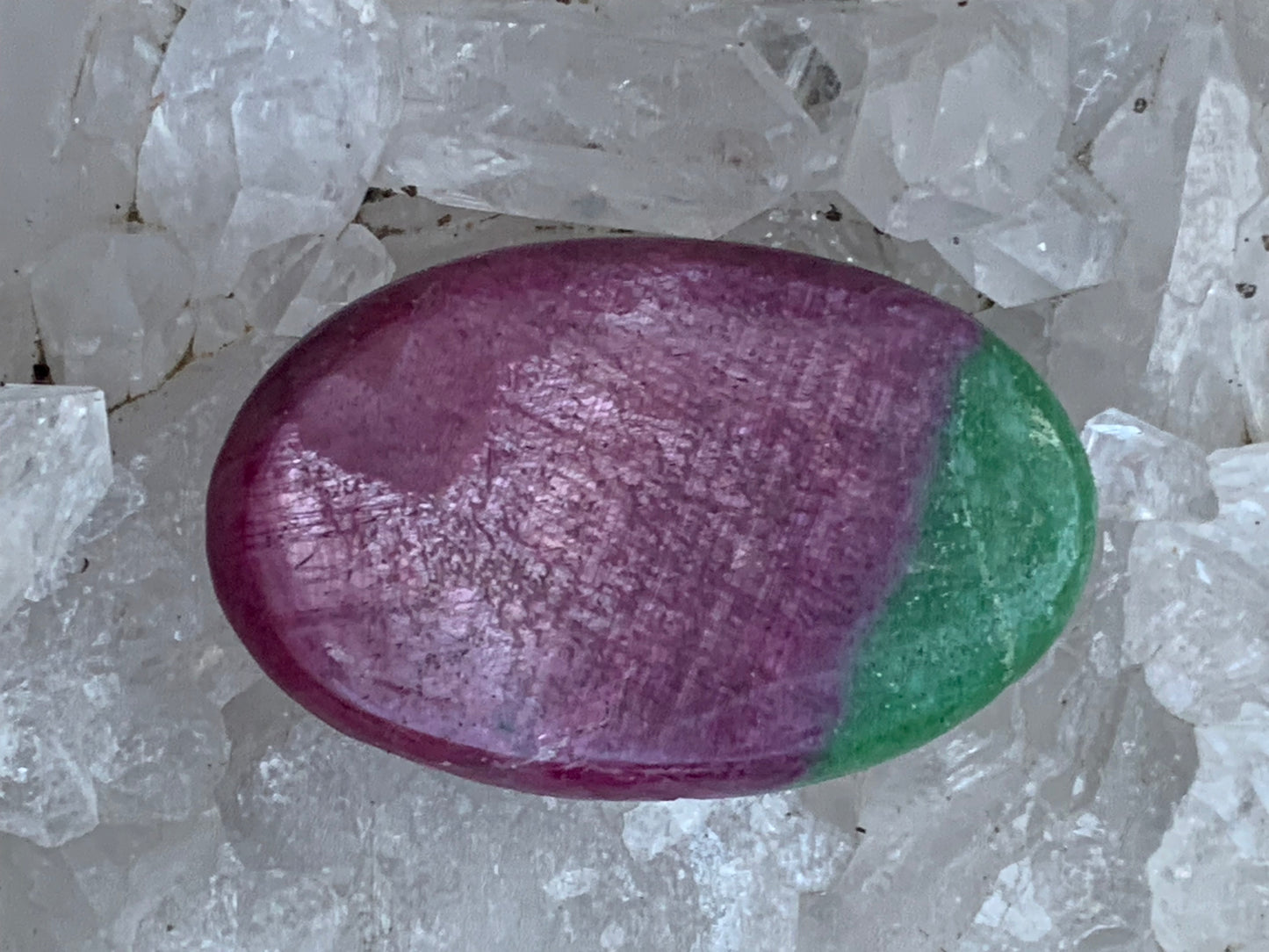 Rubis avec Fuchsite, cabochon de 41x26x5 mm - 11,7 gr. Parfait en bijouterie, collection ,exposition...