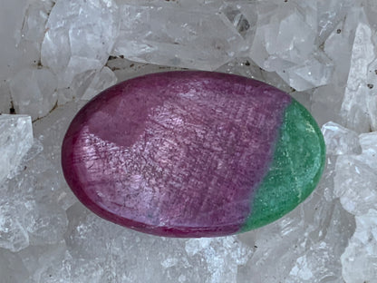 Rubis avec Fuchsite, cabochon de 41x26x5 mm - 11,7 gr. Parfait en bijouterie, collection ,exposition...