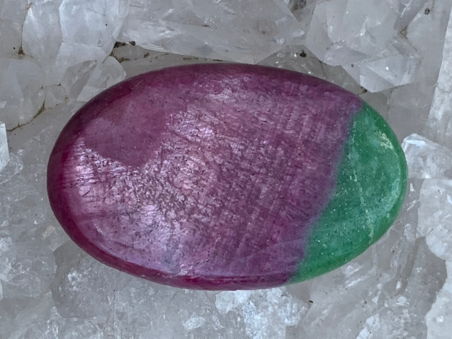 Rubis avec Fuchsite, cabochon de 41x26x5 mm - 11,7 gr. Parfait en bijouterie, collection ,exposition...