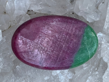 Rubis avec Fuchsite, cabochon de 41x26x5 mm - 11,7 gr. Parfait en bijouterie, collection ,exposition...