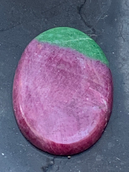 Rubis avec Fuchsite, cabochon de 41x26x5 mm - 11,7 gr. Parfait en bijouterie, collection ,exposition...