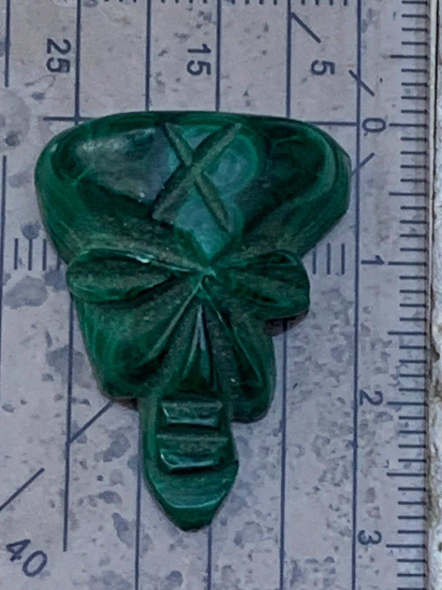 Malachite, cabochon de 29x21x10 - 9,6 grammes. Parfait en bijouterie, collection ,exposition...