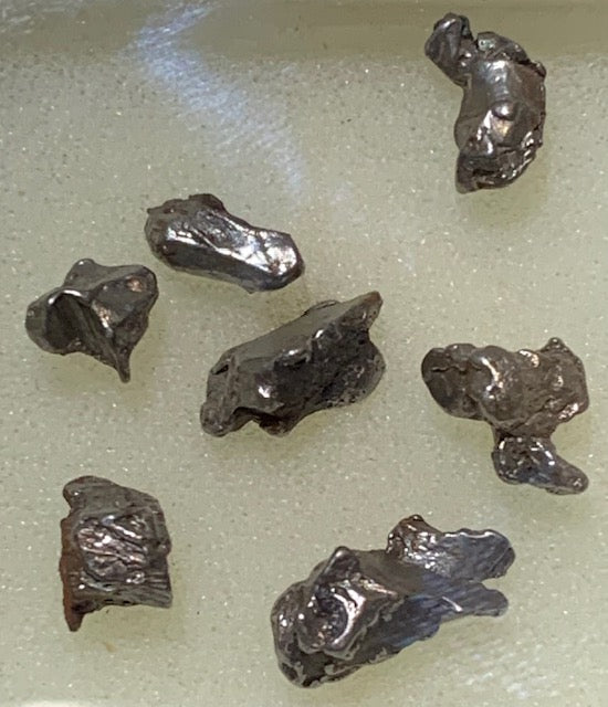 Météorites 'Campo del Cielo' (Argentine) – Lot de 7 spècimens naturels de 5 x 2 x 2 mm à 10 x 4 x 3