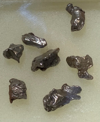 Météorites 'Campo del Cielo' (Argentine) – Lot de 7 spècimens naturels de 5 x 2 x 2 mm à 10 x 4 x 3
