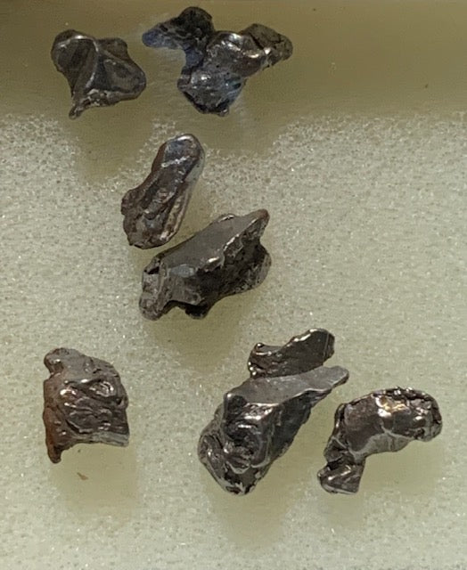 Météorites 'Campo del Cielo' (Argentine) – Lot de 7 spècimens naturels de 5 x 2 x 2 mm à 10 x 4 x 3
