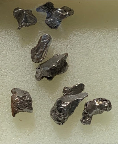 Météorites 'Campo del Cielo' (Argentine) – Lot de 7 spècimens naturels de 5 x 2 x 2 mm à 10 x 4 x 3