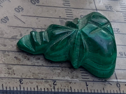 Malachite, cabochon de 29x21x10 - 9,6 grammes. Parfait en bijouterie, collection ,exposition...